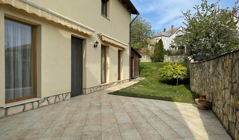 Pécsett eladásra kínálunk egy 190 nm-es, két szintes, kertes,dupla garázsos, exclusive, luxusotthont a Mecsekoldal és a Belváros határán! – 2. ingatlanfotó