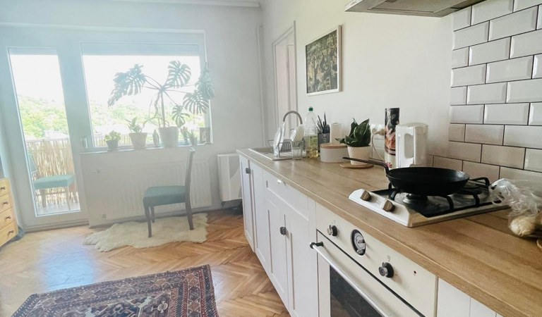 Pécsett a Mecsek oldalban eladó egy álomszép panorámával rendelkező 1.emeleti, erkélyes kis lakás, alacsony rezsivel! – 2. ingatlanfotó