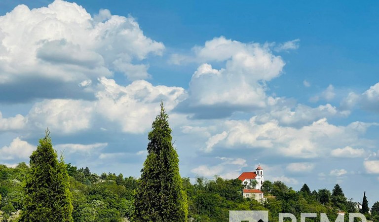 Pécsett a Mecsek oldalban eladó egy álomszép panorámával rendelkező 1.emeleti, erkélyes kis lakás, alacsony rezsivel! – 1. ingatlanfotó