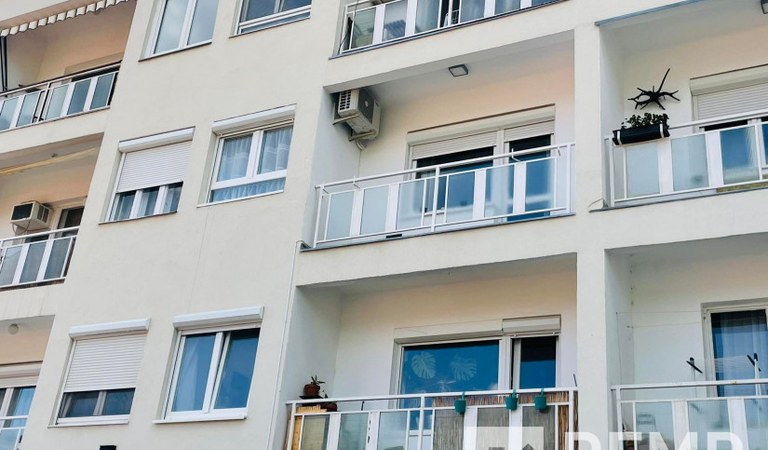 Pécsett a Mecsek oldal legszebb részén kiadó egy gyönyörű panorámával rendelkező 1,5 szobás, kis lakás, erkéllyel. – 2. ingatlanfotó