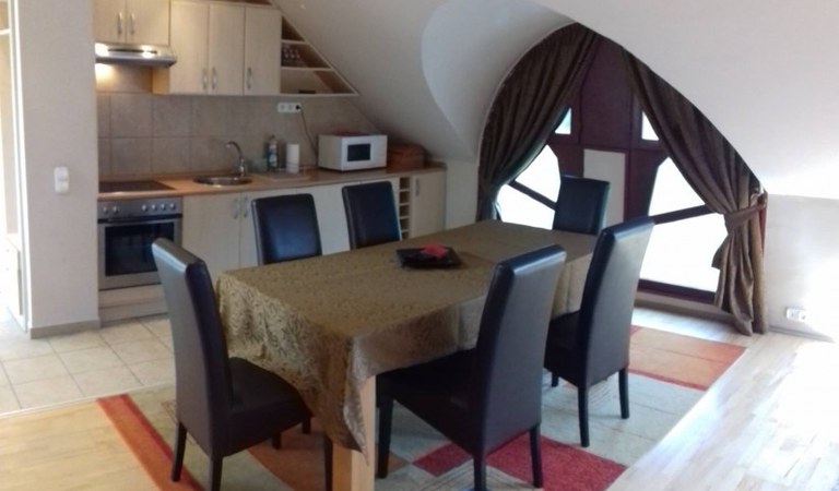 Kiadó a történelmi belvárosban 2 hálószobás luxuslakás – 3. property photo