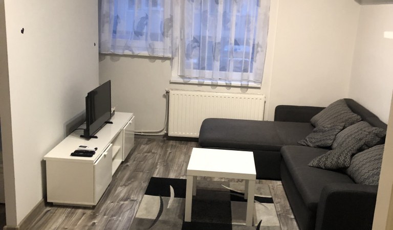 Pécsett Uránvárosban a Mecsekáruháznál felújított magasföldszinti lakás eladó! – 1. ingatlanfotó