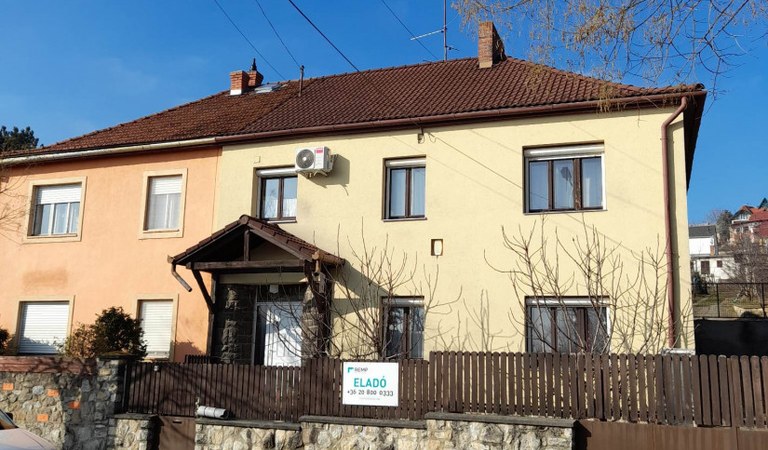 Pécsen a Mecsekoldal közkedvelt részén a Havi-hegyhez közel ikerház eladó 850 nm-es önálló telekkel! – 1. ingatlanfotó