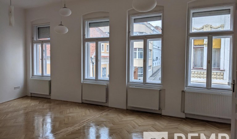 Pécsett a történelmi Belváros szívében 2 hálós, igényes lakás kiadó! – 1. ingatlanfotó