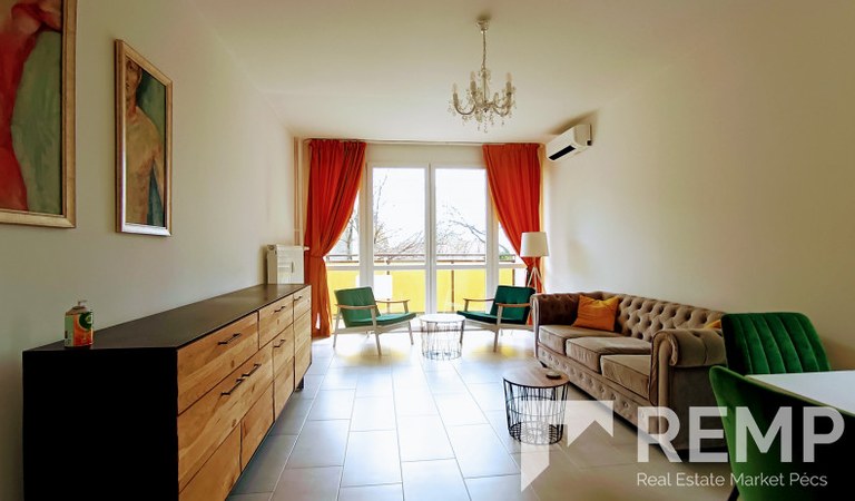 Pécsett az egyetemvárosban felújított erkélyes lakás kiadó – 1. property photo