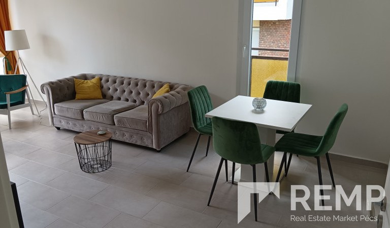 Pécsett az egyetemvárosban felújított erkélyes lakás kiadó – 2. property photo