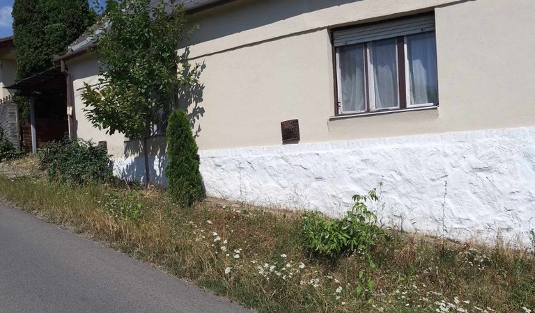 Pécs Nyugati részén, csendes helyen kis családi ház eladó, telekkel, fedett autóbeállóval – 1. ingatlanfotó