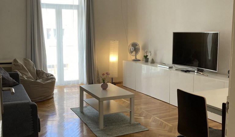 Pécs Történelmi belvárosában 50m2 tégla lakás ELADÓ – 1. property photo