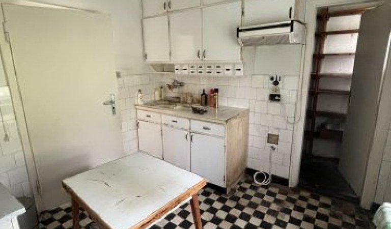 Eladó Pécs Zsolt utca,egy sok lehetőséget magába rejtő felújítandó ház. – 2. ingatlanfotó