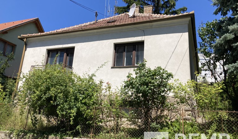 Eladó Pécs Zsolt utca,egy sok lehetőséget magába rejtő felújítandó ház. – 1. ingatlanfotó