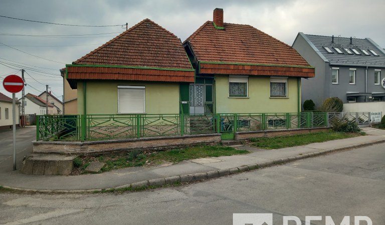 Családi ház sok lehetőségekkel – 1. ingatlanfotó