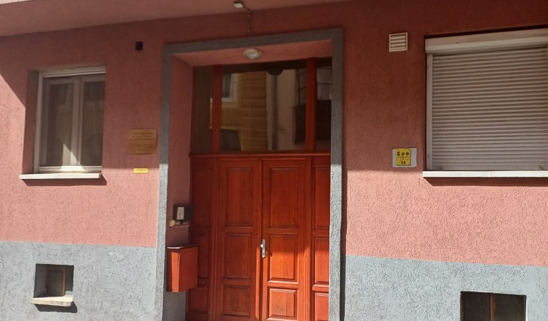 Eladó Pécs belvárosában Perczel u.  felújítandó 47 nm-es  szuterén lakás. – 1. property photo