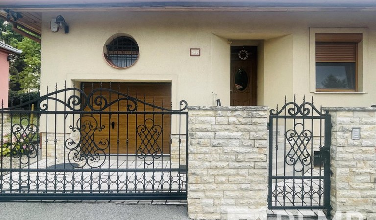 Napelemes családi ház extrákkal – 1. ingatlanfotó