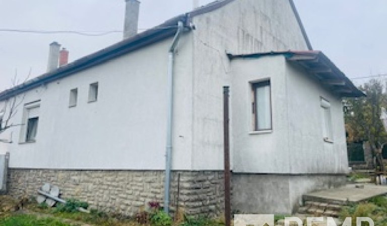 ÁRON ALUL PÉCSETT CSALÁDI HÁZ ELADÓ ÖNÁLLÓ GARÁZZSAL! – 1. ingatlanfotó