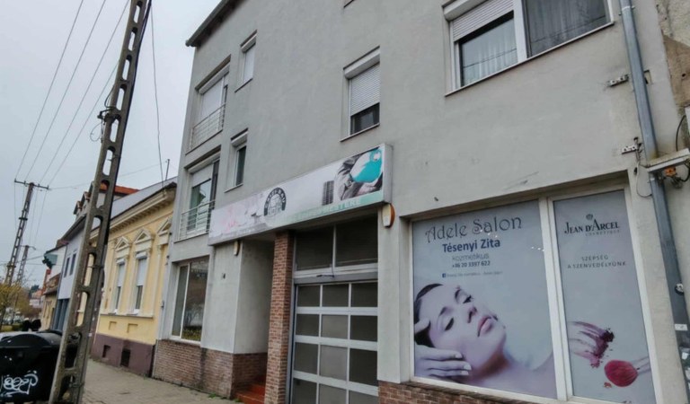 Eladó 45 m²-es, 1+2 fél szobás lakás Pécs belváros határán, 2 autóbeállóval és 10 nm-es saját tárolóval! – 1. ingatlanfotó