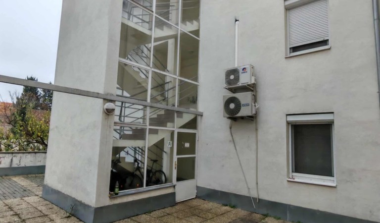 Eladó 45 m²-es, 1+2 fél szobás lakás Pécs belváros határán, 2 autóbeállóval és 10 nm-es saját tárolóval! – 2. ingatlanfotó