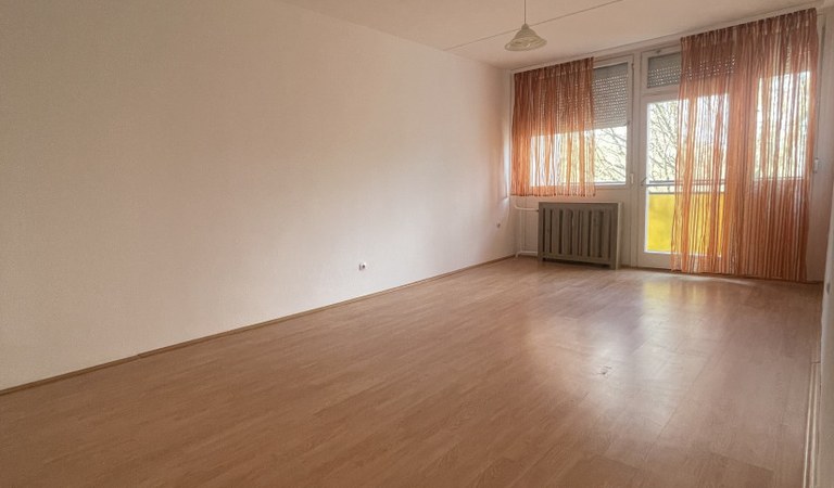 Pécs kertvárosában, csendes, zöldövezeti környezetben kiadó egy 52 m²-es, második emeleti lakás, egy négyemeletes panelházban. – 2. ingatlanfotó