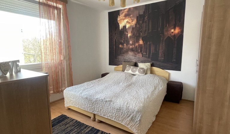 Pécs kertvárosában, csendes, zöldövezeti környezetben kiadó egy 52 m²-es, második emeleti lakás, egy négyemeletes panelházban. – 1. ingatlanfotó