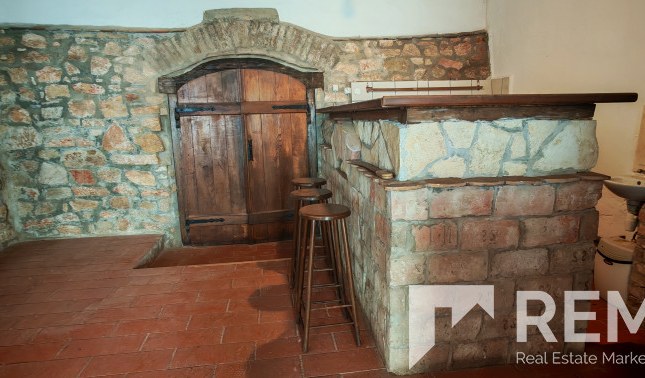 Villányi pincesoron eladó – ingatlanfotó