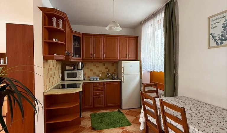 Pécs történelmi belvárosának szívében 2 szobás 1. emeleti lakás kiadó! – 1. ingatlanfotó