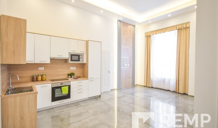 We are offering a 100 sqm luxury flat in Teréz krt. for sell – 1. property photo