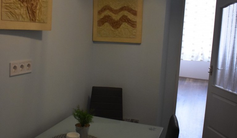 Eladó egy 42 nm-es felújított Baross utcai téglalakás – 1. property photo