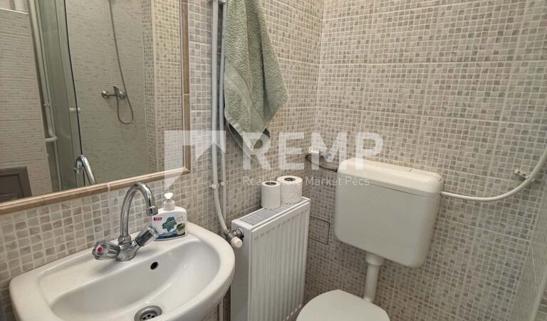 Pécs Belvárosában eladó egy magasföldszinti tégla lakás gépkocsibeállóval! – 1. ingatlanfotó