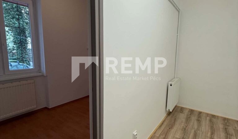 Pécs Belvárosában eladó egy magasföldszinti tégla lakás gépkocsibeállóval! – 2. ingatlanfotó